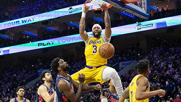 Anthony Davis (3) z Los Angeles Lakers smeuje proti Philadelphia 76ers kolem Joela Embiida.