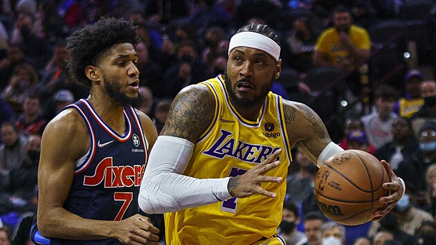 Carmelo Anthony (vpravo) z Los Angeles Lakers najd kolem Isaiaha Joea z Philadelphia 76ers.