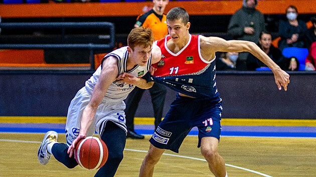 Ond�ej �vec (vlevo) z USK Praha se tla�� ke ko�i Brna, br�n� Richard B�lint.