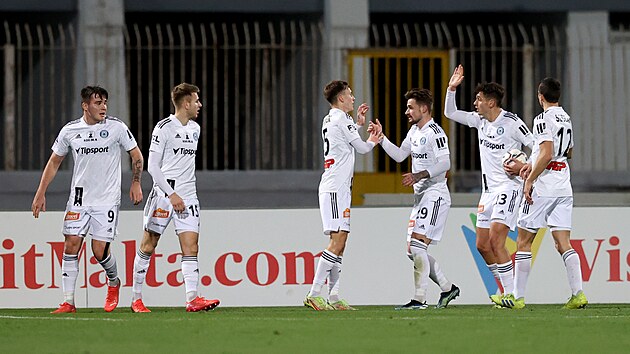 Olomoučtí fotbalisté slaví gól na turnaji na Maltě.