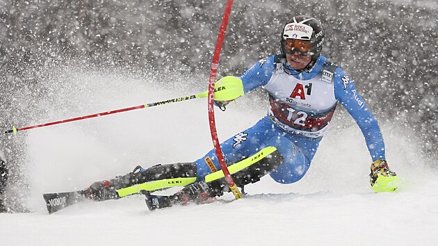 Alex Vinatzer na trati slalomu v Kitzbhelu