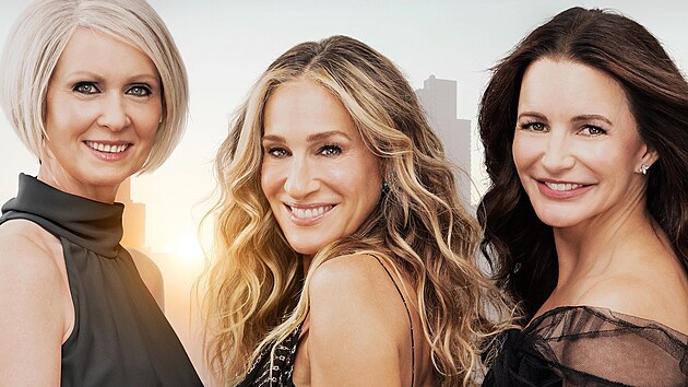 Miranda (Cynthia Nixonov), Carrie (Sarah Jessica Parkerov) a Charlotte (Kristin Davisov) na plaktu k serilu A jak to bylo dl... (2021)