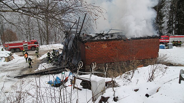 Sdružení Neratov přišlo při požáru o stodolu s dílnou (24. 1. 2022).