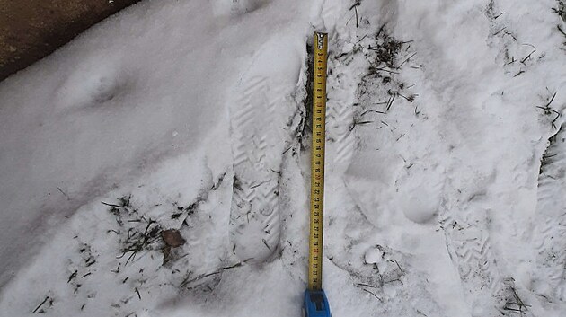 Stopy ve sněhu po zloději elektrokola v Hořicích (21. 1. 2022)
