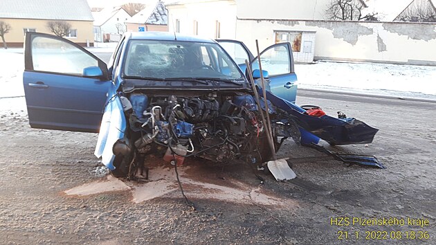 Dopravní nehoda v Chotěšově na Plzeňsku. Mladý řidič dostal smyk, narazil do vrat a domu. Autobaterie vyletěla nárazem ven a poškodila plynovou přípojku a další vrata.
