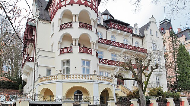 Karlovy Vary nab�dnou k prodeji b�val� sanatorium Trocnov v ulici Kr�le Ji��ho. M�sto nem� na jeho rekonstrukci pen�ze a nem� pro n�j ani vyu�it�. (19. 1. 2022)