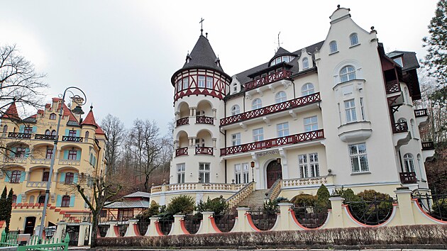 Karlovy Vary nab�dnou k prodeji b�val� sanatorium Trocnov v ulici Kr�le Ji��ho. M�sto nem� na jeho rekonstrukci pen�ze a nem� pro n�j ani vyu�it�. (19. 1. 2022)