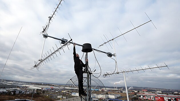 Vdci ze ZU v Plzni vyuvaj ke komunikaci s druicemi antny na stee elektrotechnick fakulty. (18. ledna 2022)