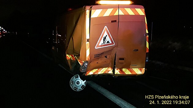 Nehoda u dálnice D5 nedaleko Plzně. Starší řidič narazil do vozidla silničářů, kteří odklízeli následky po jiné dopravní nehodě.