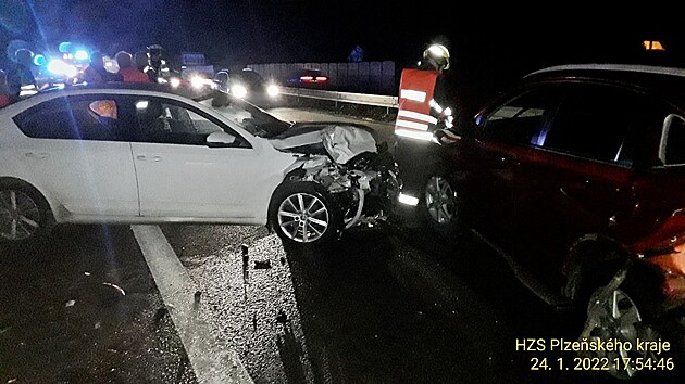 Nehoda u dálnice D5 nedaleko Plzně. Řidič osobního vozidla narazil do auta, které jelo před ním. Po této nehodě se stala ještě další kolize. Starší řidič narazil do vozidla silničářů, kteří odklízeli následky první kolize.
