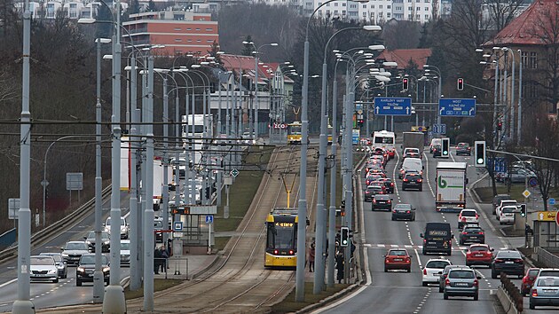 Odpoledn provoz na Karlovarsk ulici v Plzni. Silnice je nejvytenj v Plzeskm kraji. (25. 1. 2022)