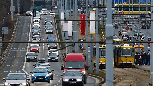 Odpoledn� provoz na Karlovarsk� ulici v Plzni. Silnice je nejvyt�en�j�� v Plze�sk�m kraji.  (25. 1. 2022)