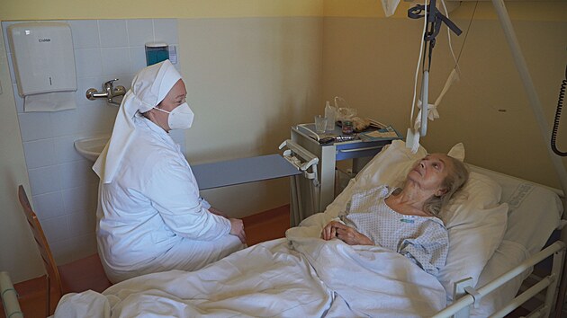 Kaplanka Anna Vendula Malichov pi rozhovoru s pacientkou Nemocnice Milosrdnch sester sv. Karla Boromejskho v Praze. (26. ledna 2022)
