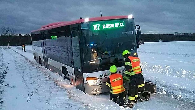 Na silnici mezi obcemi Krásensko a Podomí v pátek ráno uvázl autobus s dvaceti cestujícími, který částečně skončil ve sněhem zavátém příkopu. Pomocí navijáku vyprošťovacího automobilu se podařilo autobus vyprostit. (28. ledna 2022)