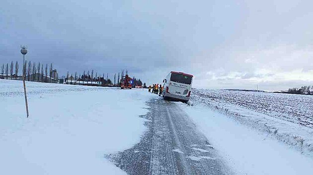 Na silnici mezi obcemi Krásensko a Podomí v pátek ráno uvázl autobus s dvaceti cestujícími, který částečně skončil ve sněhem zavátém příkopu. Pomocí navijáku vyprošťovacího automobilu se podařilo autobus vyprostit. (28. ledna 2022)
