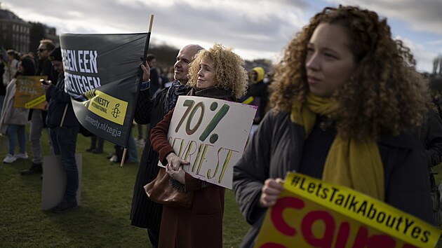 Stovky lid protestovaly v Amsterodamu proti sexulnmu obtovn po skandlu ohledn nevhodnho chovn i sexulnch tok lid spojench s nizozemskou obdobou pveck soute The Voice. (29. ledna 2022)