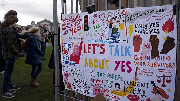 Stovky lid protestovaly v Amsterodamu proti sexulnmu obtovn po skandlu ohledn nevhodnho chovn i sexulnch tok lid spojench s nizozemskou obdobou pveck soute The Voice. (29. ledna 2022)