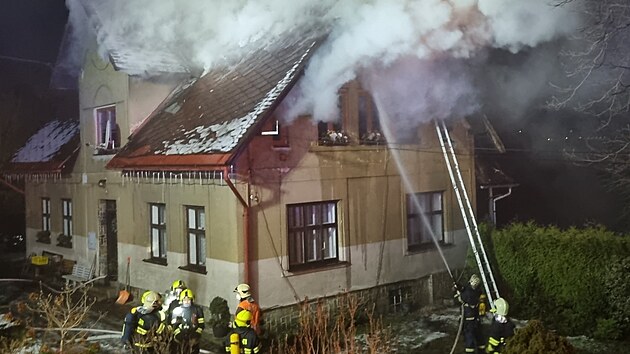 Zásah hasičů při požáru v obci Líšný (15. ledna 2022)