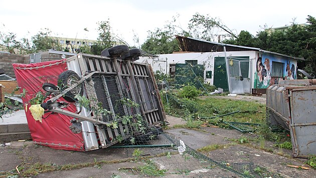 Torn�do v hodon�nsk�m �tulku pro opu�t�n� zv��ata v �ervnu nap�chalo obrovsk� �kody. Are�l z�st�v� pr�zdn�.