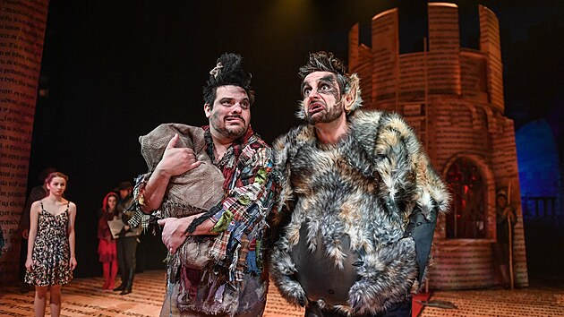 Alan Novotn (vlevo) jako Rampelnk a Ale Slanina jako vlk v muziklu Snhurka a j
