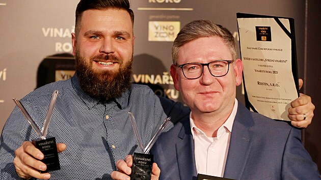 Ocenění Vinařství roku 2021 si převzali ředitel vinařství Reisten Ondřej Stejskal (vlevo) a marketingový ředitel Roman Frič.