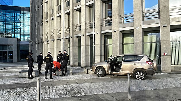 Policie naháněla řidiče po Praze 10, měl zákaz sednout za volant (28. 1. 2022)