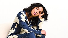 Pohodlná py�amová souprava s topem s dlouhými rukávy a líme�kem evokuje st�ihem...