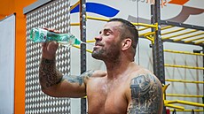 Zápasník MMA Karlos Vémola trénuje po zranní ramene v eskobudjovickém...