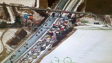 Na zasněžené dálnici u Žebráku se srazilo čtyřicet vozidel. (20. ledna 2022)