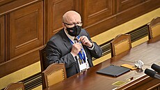 Ministr zdravotnictví Vlastimil Válek na schůzi Poslanecké sněmovny (25. ledna...