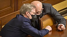 Premiér Petr Fiala (vlevo) a ministr zdravotnictví Vlastimil Válek na sch�zi...