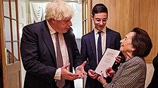 Premiér Boris Johnson pi setkání s peiví holokaustu Lily Ebertovou. (29....