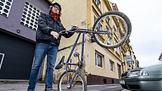 Historik Muzea msta Ústí nad Labem Martin Krsek ukazuje vrak starého bicyklu...