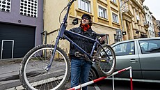 Historik Muzea m�sta Ústí nad Labem Martin Krsek ukazuje vrak starého bicyklu...