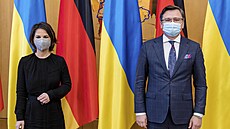 Německá ministryně zahraničí a její ukrajinský protějšek Dmytro Kuleba v Kyjevě...