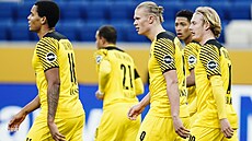 Fotbalisté Dortmundu se vracejí na vlastní polovinu po gólu Erlinga Haalanda.