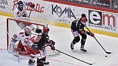 Utkání 57. kola hokejové extraligy: HC Ocelái Tinec - HC Olomouc. Zleva David...