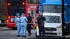 Muž v Londýně srazil autem útočníka, který bodal ženu. (24. ledna 2022)