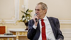 Prezident Miloš Zeman s dcerou Kateřinou také na Hradě předal dar v podobě šeku...