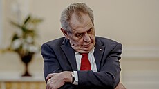 Prezident Milo� Zeman s dcerou Kate�inou také na Hrad� p�edal dar v podob� �eku...