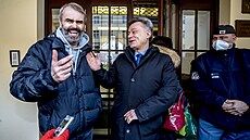 Hnutí P�ísaha vysílá do senátních voleb jediného kandidáta, exministra kultury za �SSD Antonína Sta�ka. Sám Robert �lachta zkou�í �t�stí v Poho�elicích, kde kandiduje v obecních volbách