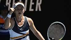 Barbora Krejíková se povzbuzuje ve tetím kole Australian Open.