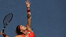 Bloruska Aryna Sabalenková podává ve tetím kole Australian Open.