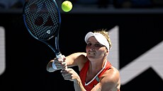Markéta Vondroušová hraje bekhend ve třetím kole Australian Open.
