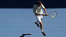 Rus Daniil Medvedv hraje bekhend ve tetím kole Australian Open.