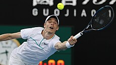 Kanaan Denis Shapovalov se natahuje po míi v osmifinále Australian Open.