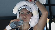 Barbora Krejčíková se osvěžuje během čtvrtfinále Australian Open.