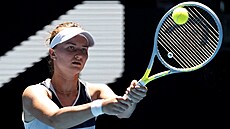 Barbora Krej�íková se soust�edí na úder ve �tvrtfinále Australian Open.