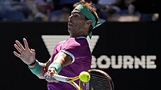 panl Rafael Nadal hraje forhend ve tvrtfinále Australian Open.