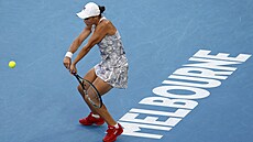 Australanka Ashleigh Bartyová hraje bekhend ve tvrtfinále Australian Open.